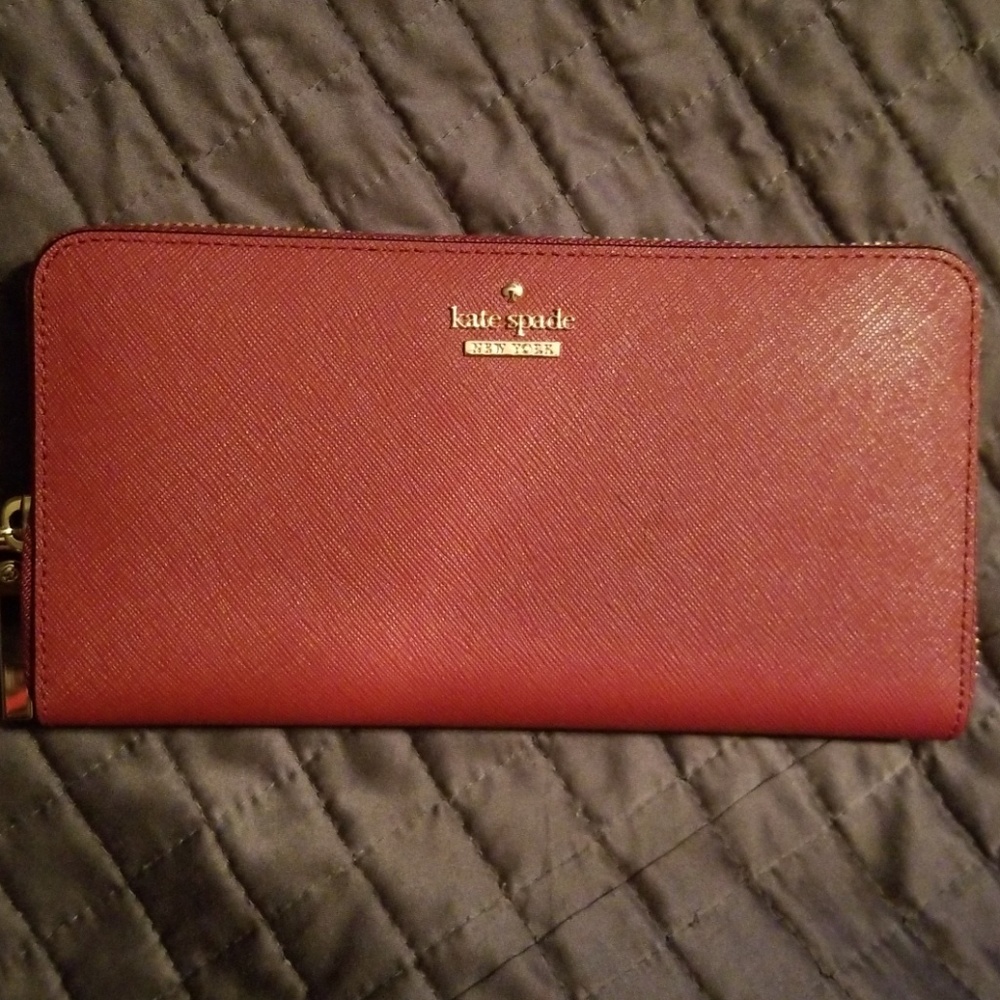 Kate Spade Zippered Wallet NWT